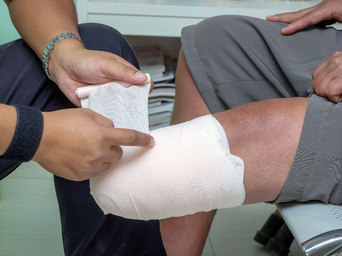 Prótesis transtibial autoajustable con socket express, enfocada en estabilidad y comodidad al caminar